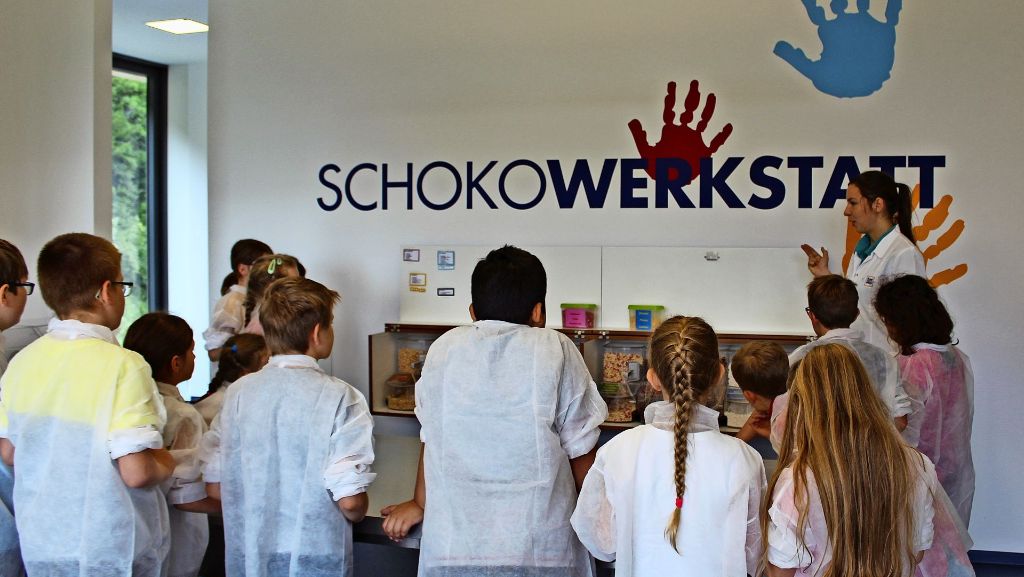  Das Stuttgarter Ferienprogramm führte eine Gruppe von Acht- bis Zwölfjährigen in die Schokowerkstatt von Ritter Sport in Waldenbuch. Dort durften die Kleinen ihre eigene Schokolade kreieren – mit ungewöhnlichen Zutaten. 