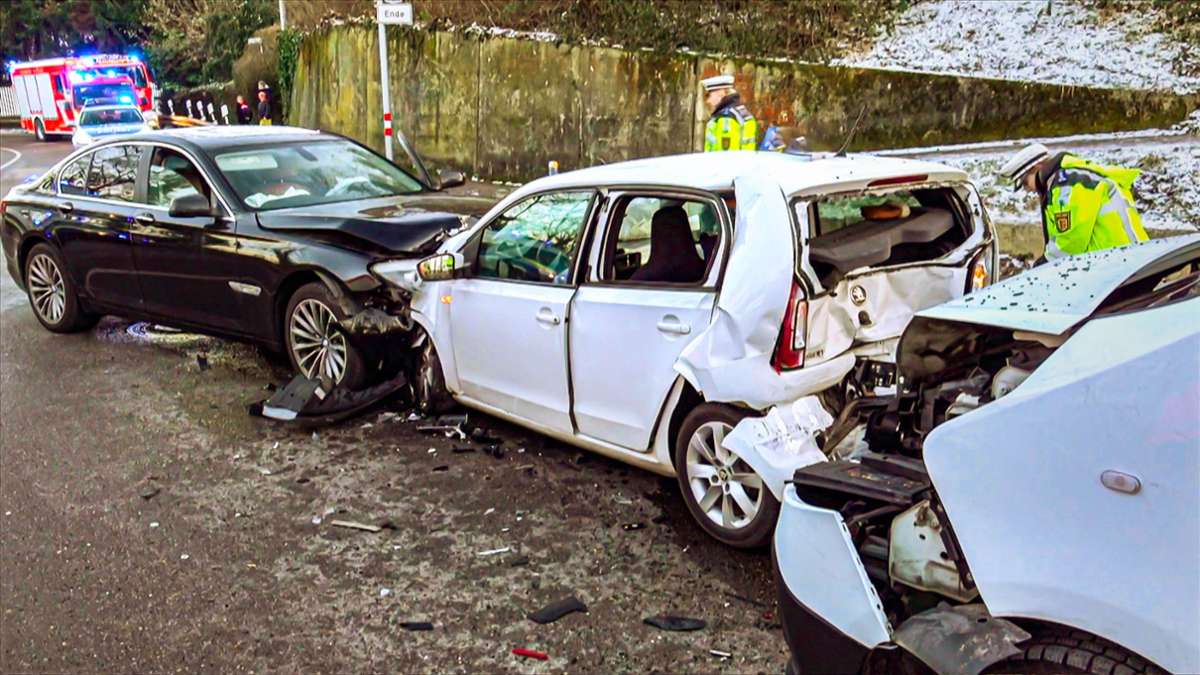 Tödlicher Verkehrsunfall in Stuttgart: BMW gerät in Gegenverkehr – 63-Jährige stirbt, fünf Personen verletzt
