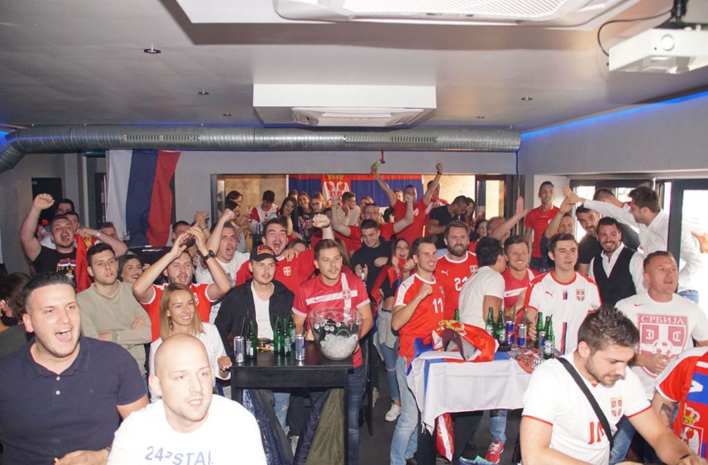 Die Serben treffen sich in Stuttgart in vielen Kneipen und Bars um das Spiel ihrer Mannschaft bei der WM gegen die Schweiz zu verfolgen.