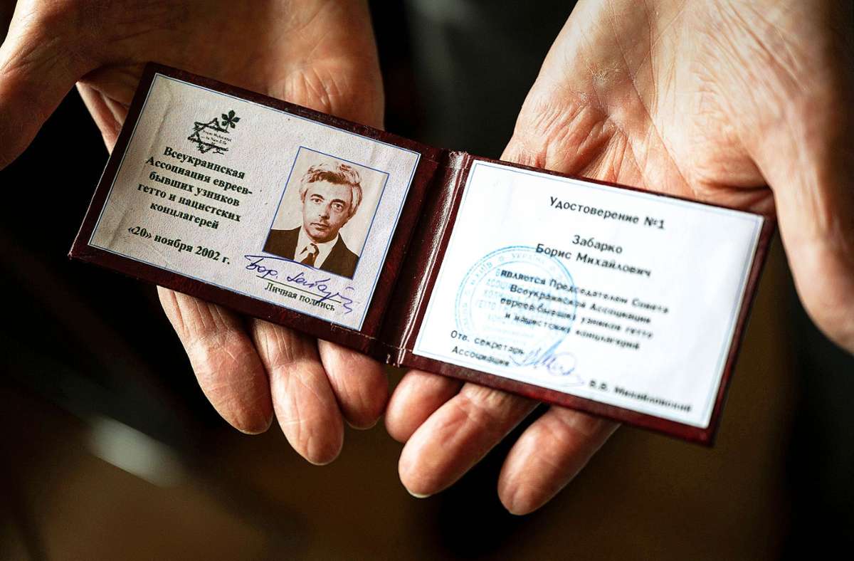 Das Dokument, das ihn als Überlebenden des Massenmords an den ukrainischen Juden ausweist, hat er mitgebracht, als er vor einem Jahr von Kiew nach Stuttgart floh.