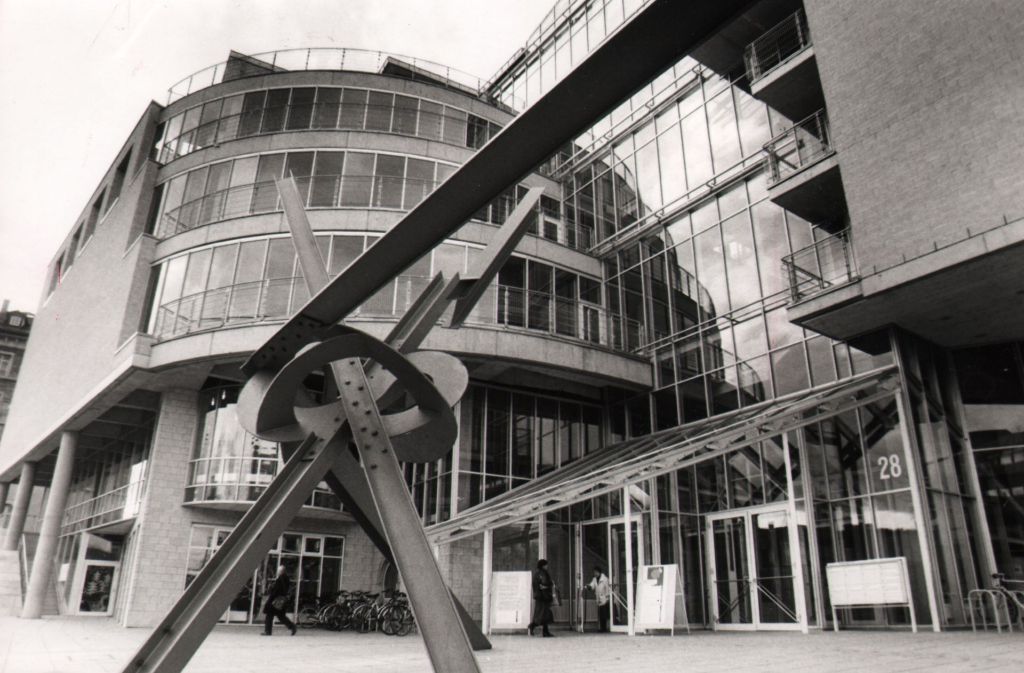 Der Treffpunkt Rotebühlplatz 1993 – ein Jahr nach seiner Eröffnung. In unserer Bildergalerie gibt es noch mehr historische Bilder des Baus.