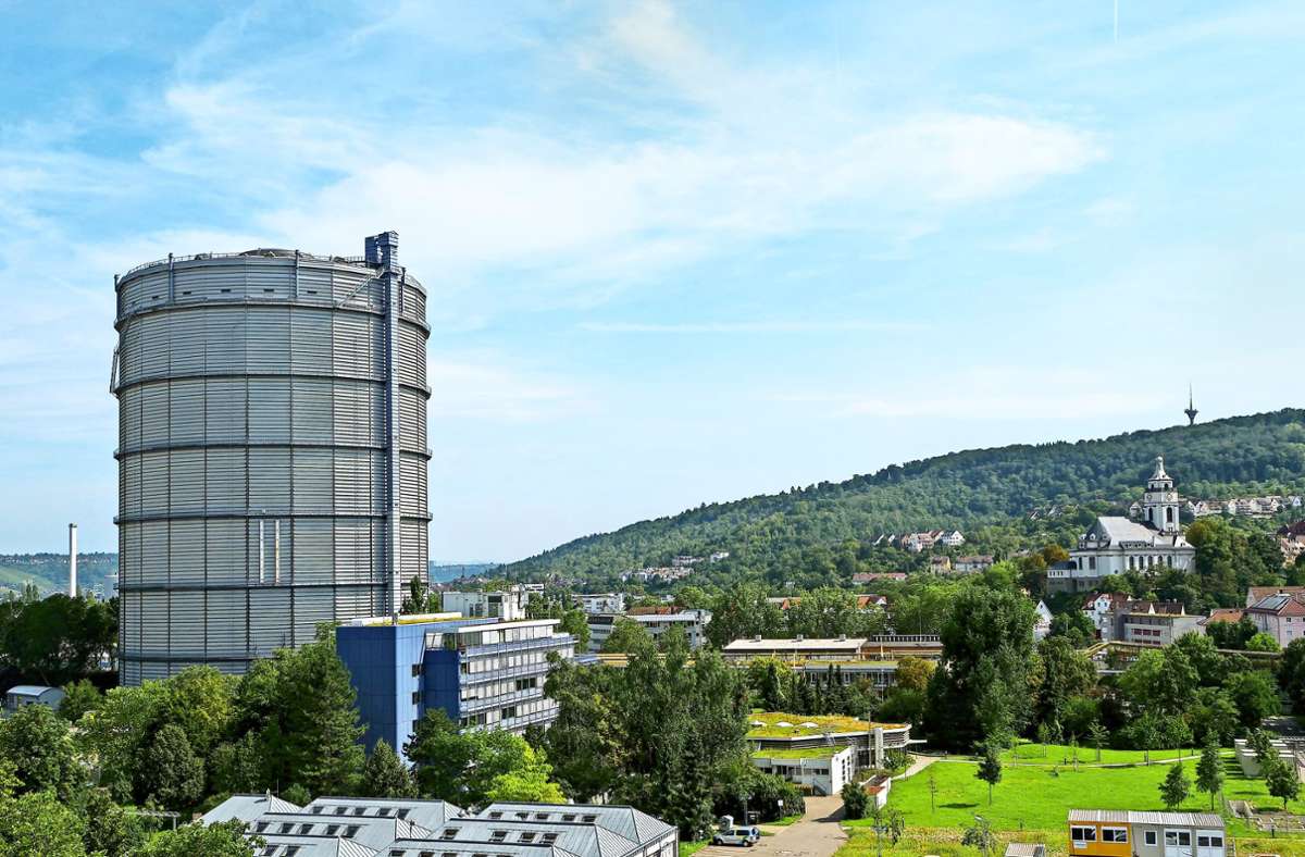 Der weithin sichtbare Gaskessel ist neben dem Fernsehturm eines der Wahrzeichen der Stadt. Foto: Jürgen Brand