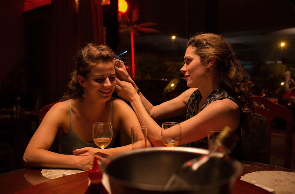 Ferrys Frau Danielle (Elise Schaap) und Kim De Rooij (Anna Drijver) kommen sich während eines gemeinsamen Dinners näher.
