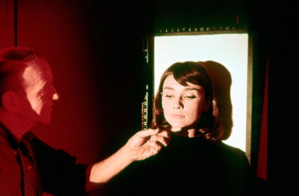Fotograf Dick Avery (Fred Astaire) erklärt der Buchhändlerin Jo (Audrey Hepburn), was für ein interessantes Gesicht sie hat.