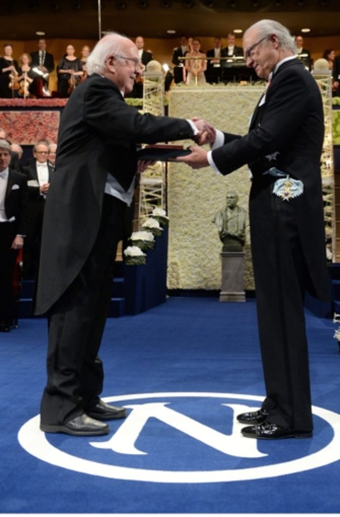 Der Nobelpreis in Physik für Peter W. Higgs (links)