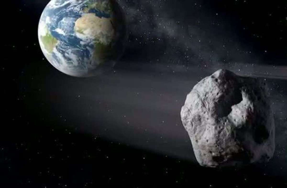 2013: Am 15. Februar 2013 fliegt der Asteroid 2012 DA14 knapp 28 000 Kilometer an der Erde vorbei: Bisher sind rund 700 000 Asteroide in unserem Sonnensystem bekannt. Allerdings dürfte ihre tatsächliche Zahl weit höher liegen. Weil ihre Masse geringer als die von Planeten ist, haben sie keine runde Form, sondern sind unregelmäßig geformt.