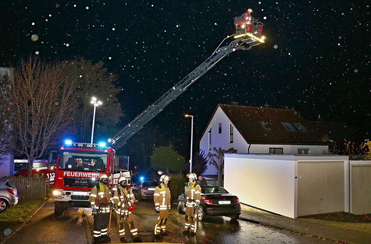 Die Feuerwehr im Einsatz in der Richard-Wagner-Straße in Schwieberdingen.