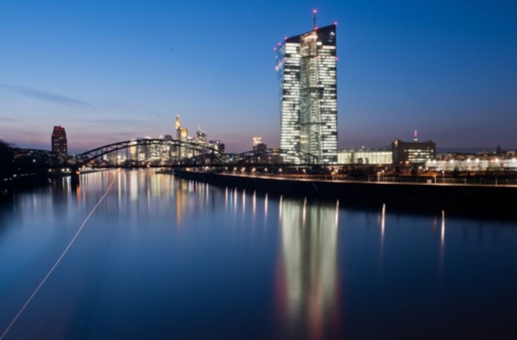 Rosige Aussichten für die Eurozone: im Hintergrund erhebt sich die Skyline der Mainmetropole.