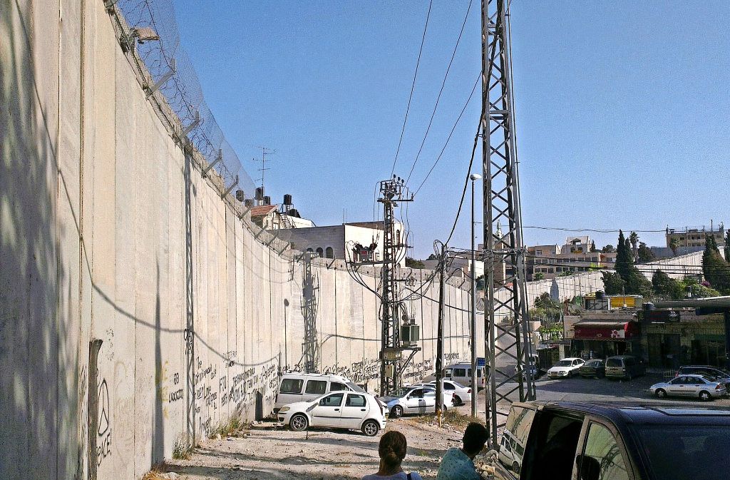 Die Grenzmauer, die das Westjordanland von Israel trennt, ist für Ludwig Machmer zu einem gewohnten Anblick geworden. Weitere Bilder sehen Sie in unserer Fotostrecke.