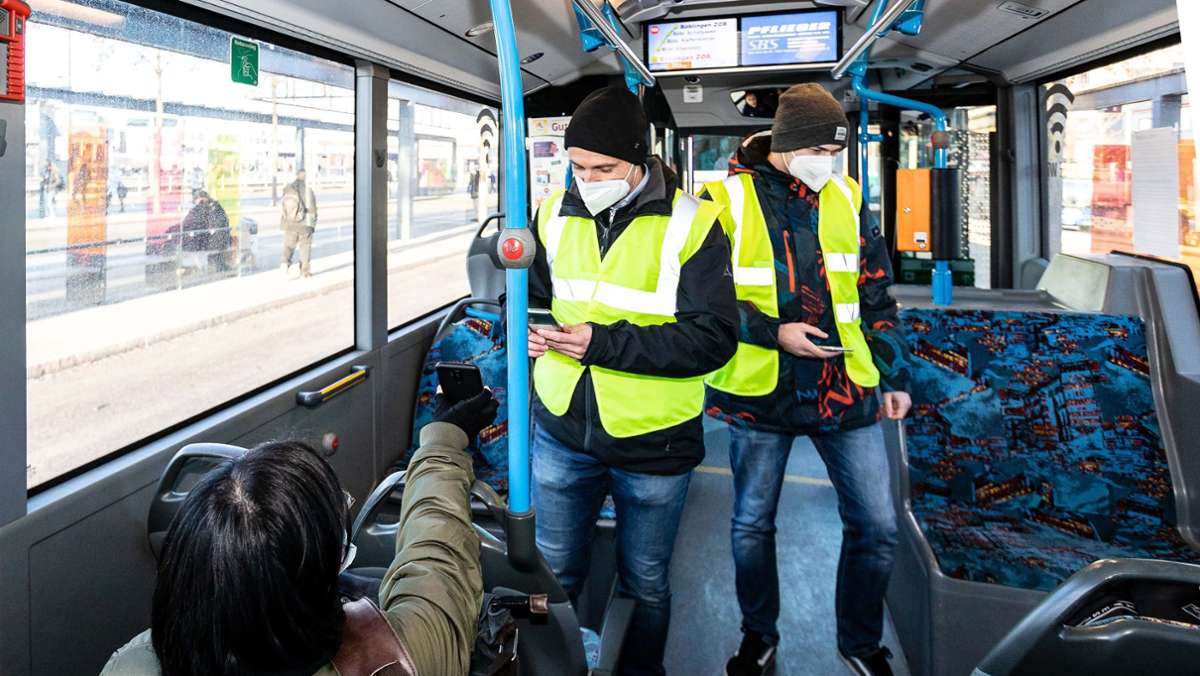  Bei Schwerpunktkontrollen in Bussen und Bahnen wird die Einhaltung der 3-G-Regel im ÖPNV kontrolliert. Auch in Böblingen stoßen die Kontrolleure auf viel Verständnis und nur wenige Verweigerer – die müssen allerdings mit 200 Euro Bußgeld rechnen. 
