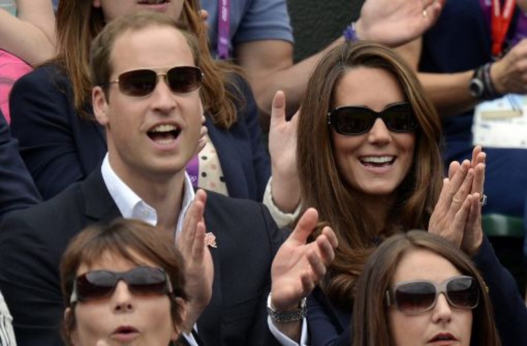 Tennis zieht auch Herzogin Catherine und Prinz William auf den Platz: Das Prinzenpaar zeigt sich begeistert beim Match zwischen Lokalmatador Andy Murray und Nicolas Almagro.