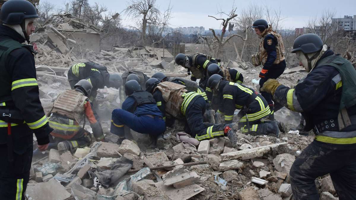 Ukrainische Rettungskräfte räumen die Trümmer am Ort eines russischen Luftangriffs. Russland hat die Ukraine erneut mit einem großflächigen Raketenangriff überzogen.
