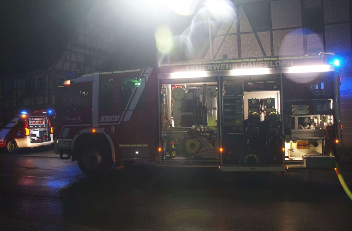 Es waren neun Feuerwehrfahrzeuge sowie sieben Rettungsdienstautos im Einsatz.