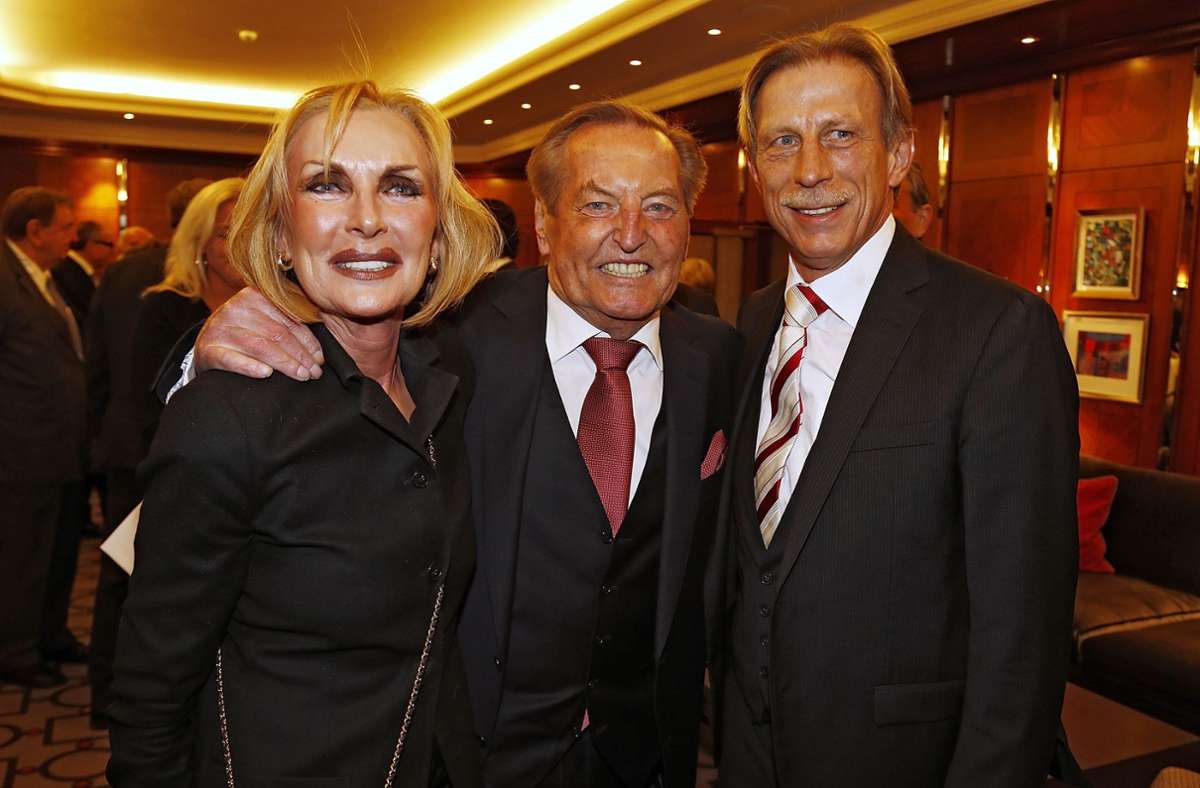 Beim 80. Geburtstag von Gerhard Mayer-Vorfelder (Mitte) mit Margit Mayer-Vorfelder (links) und Christoph Daum (rechts).