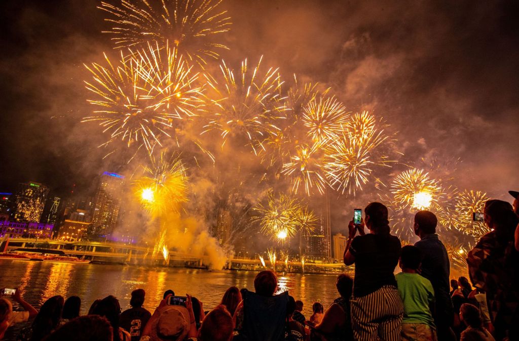 Australien, Brisbane: Zuschauer beobachten das Feuerwerk über dem Brisbane River.