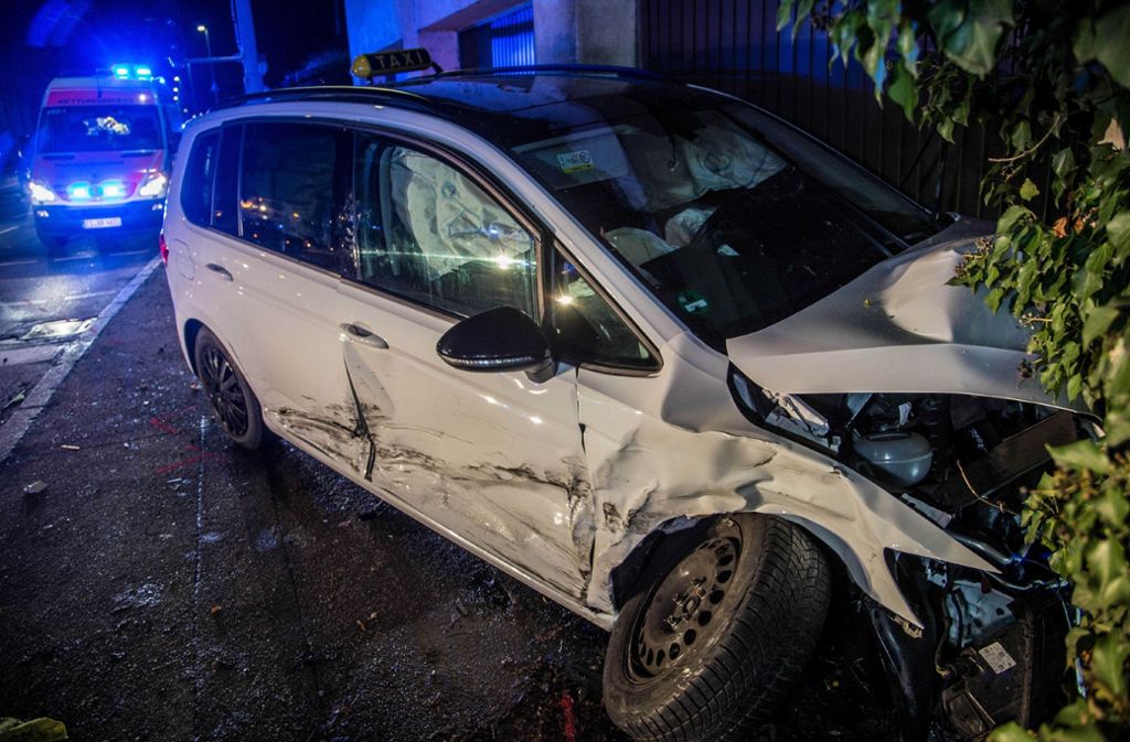 Bei einem Autounfall in Esslingen sind in der Nacht von Samstag auf Sonntag sieben Menschen verletzt worden