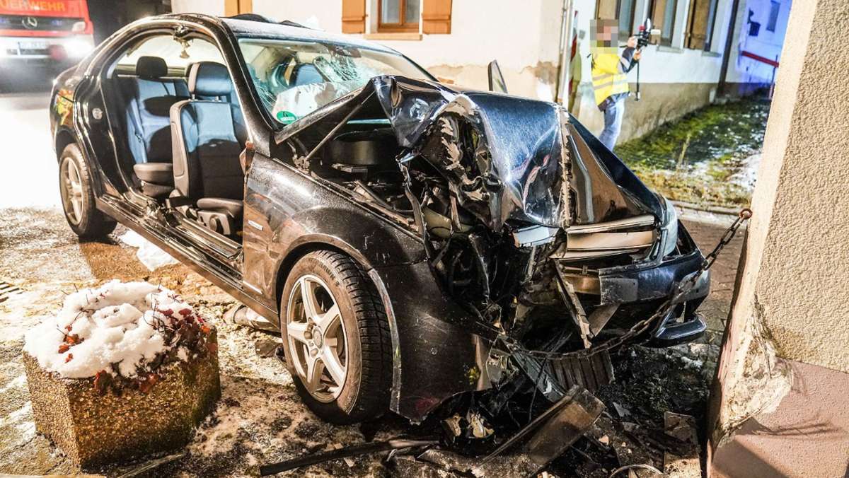 Unfall in Uhingen: Mit über zwei Promille gegen Haus gekracht - Beifahrer schwer verletzt