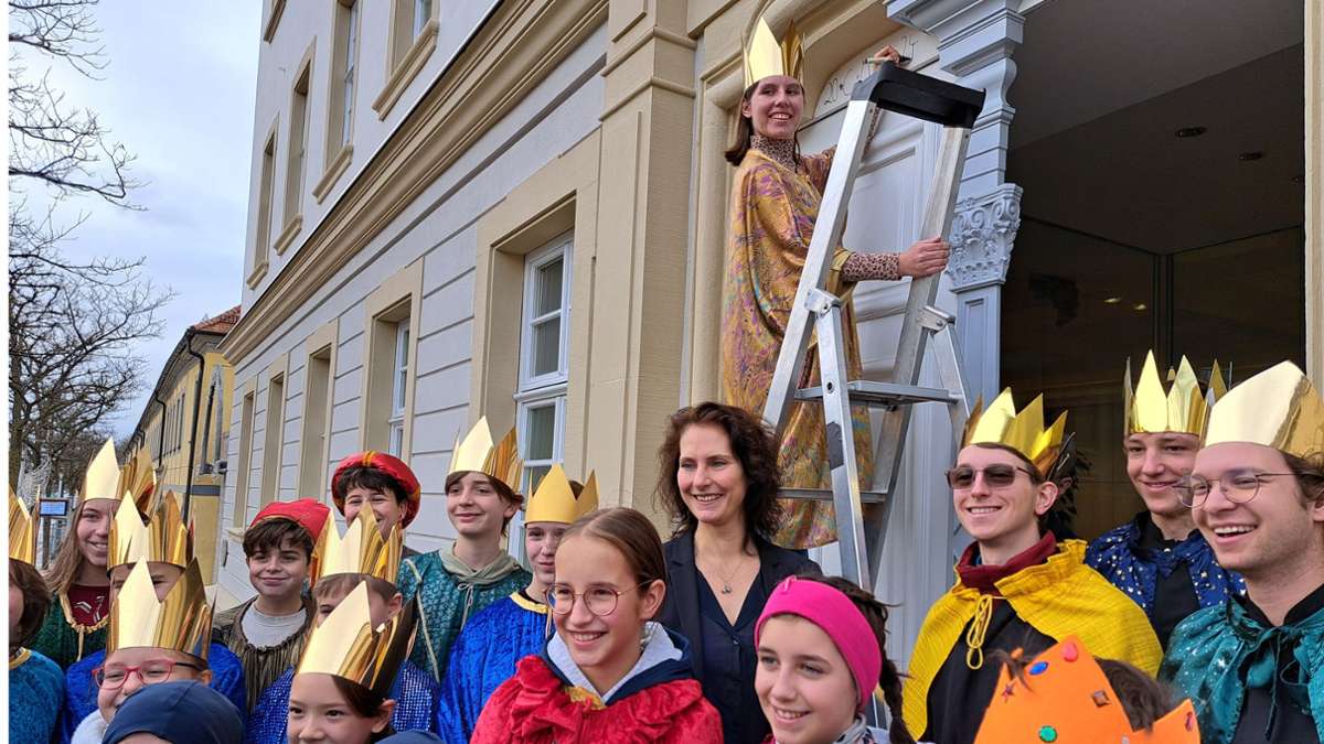 20 Kinder sind im Einsatz: Sternsinger segnen das Ludwigsburger Rathaus
