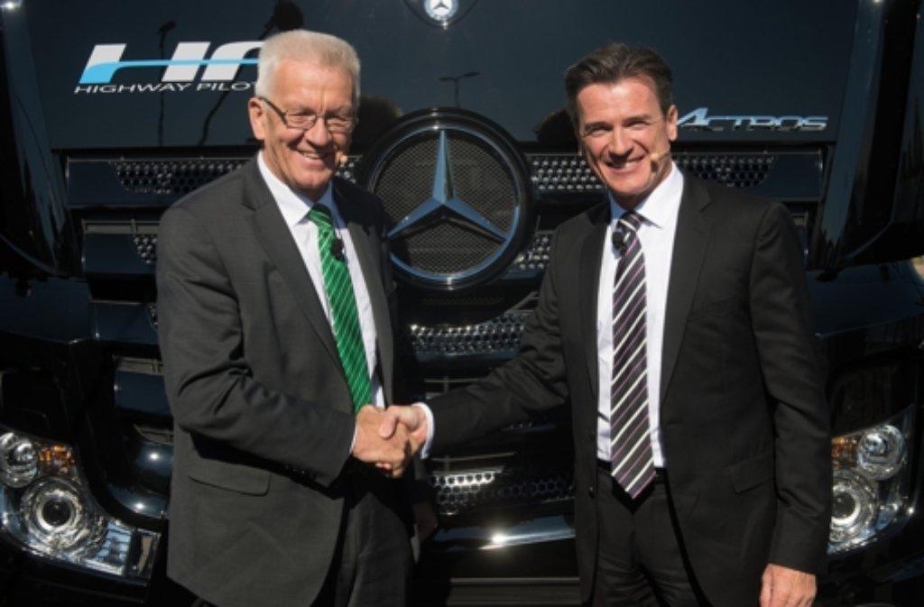 Der Südwest-Ministerpräsident Winfried Kretschmann (links) mit dem Daimler-Vorstand für Nutzfahrzeuge, Wolfgang Bernhard.