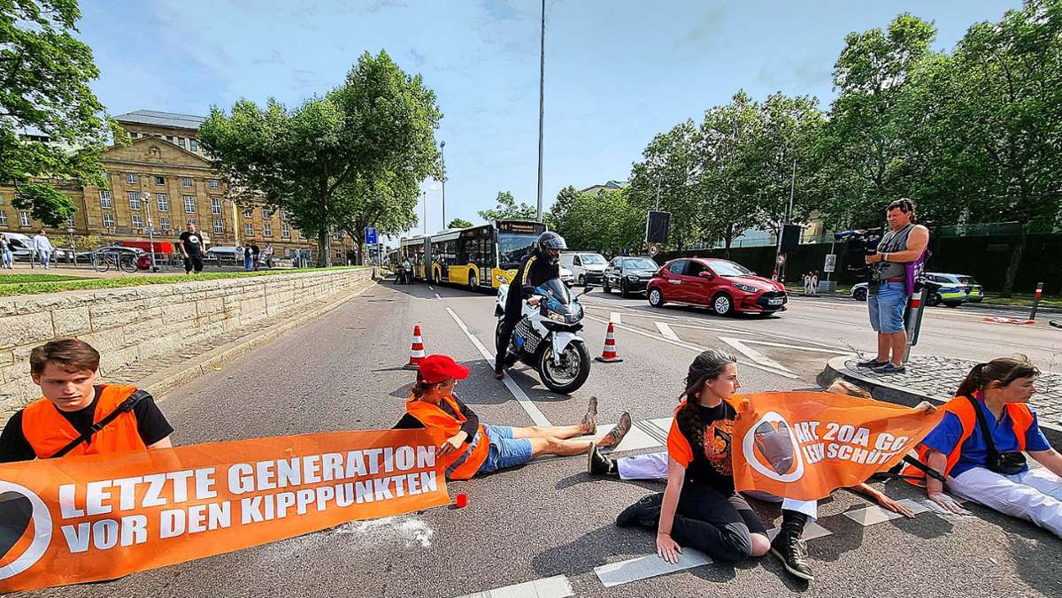 Klimaaktivisten in  Stuttgart: Rettungswagen bricht Einsatzfahrt ab