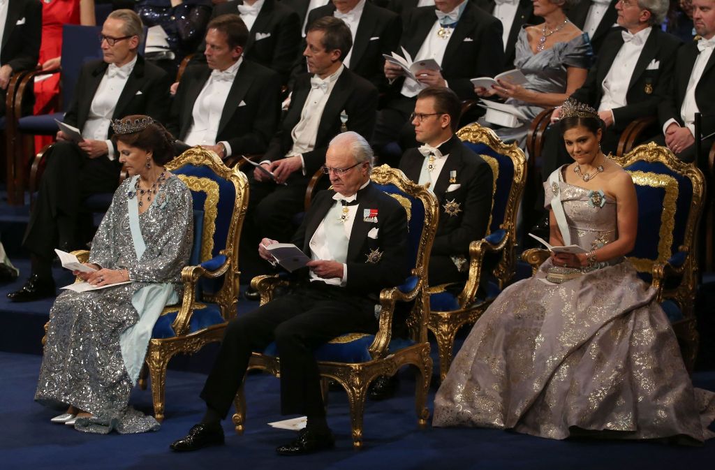 Traditionell ist das Königshaus bei der Verleihung anwesend: Königin Silvia von Schweden, König Gustaf, Kronprinz Daniel und seine Frau Victoria bei der feierlichen Verleihung der Nobelpreise. (von links)
