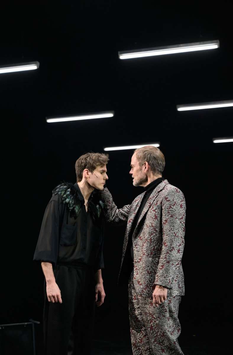 Probenfoto aus Szene Schillers „Don Carlos“ mit Felix Strobel als Carlos und Matthias Leja als König. Premiere ist am 14. Januar 2023 im Schauspielhaus Stuttgart .