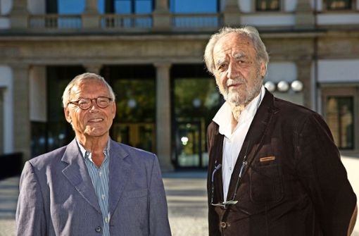 Historisch bestens bewandert: Felix Huby (re.) mit seinem Co-Autor Hartwin Gromes vor dem neuen Stuttgarter Stadtmuseum. Foto: Leif Piechowski