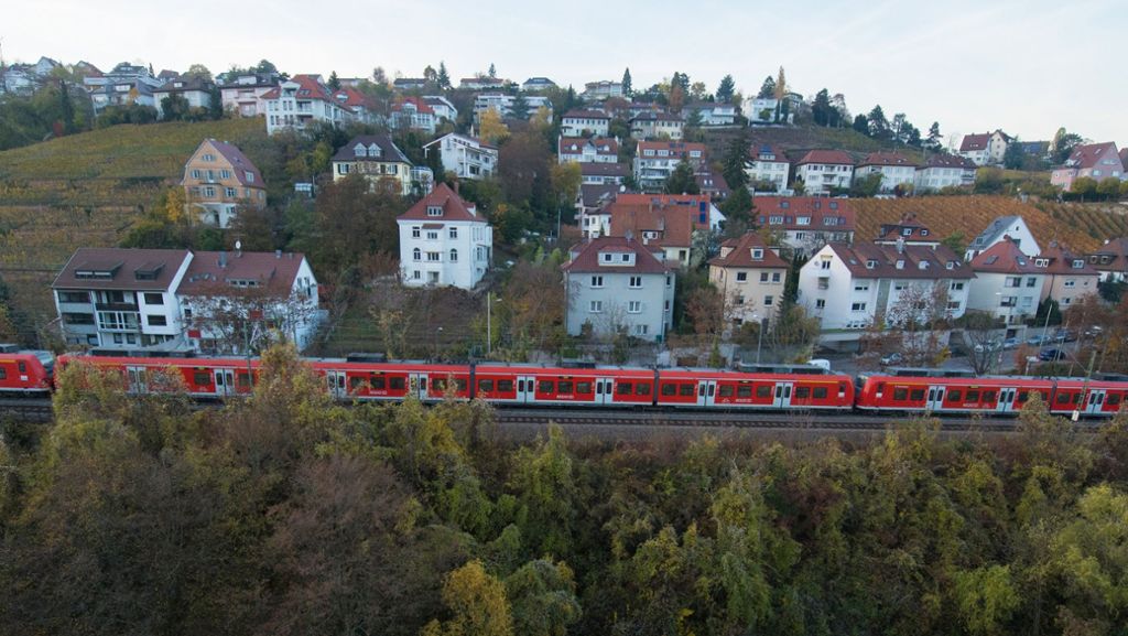  Die Bahn baut auf der Gäubahnstrecke zwischen Stuttgart und Singen. Fahrgäste müssen sich von Montag an auf Verzögerungen einstellen. 