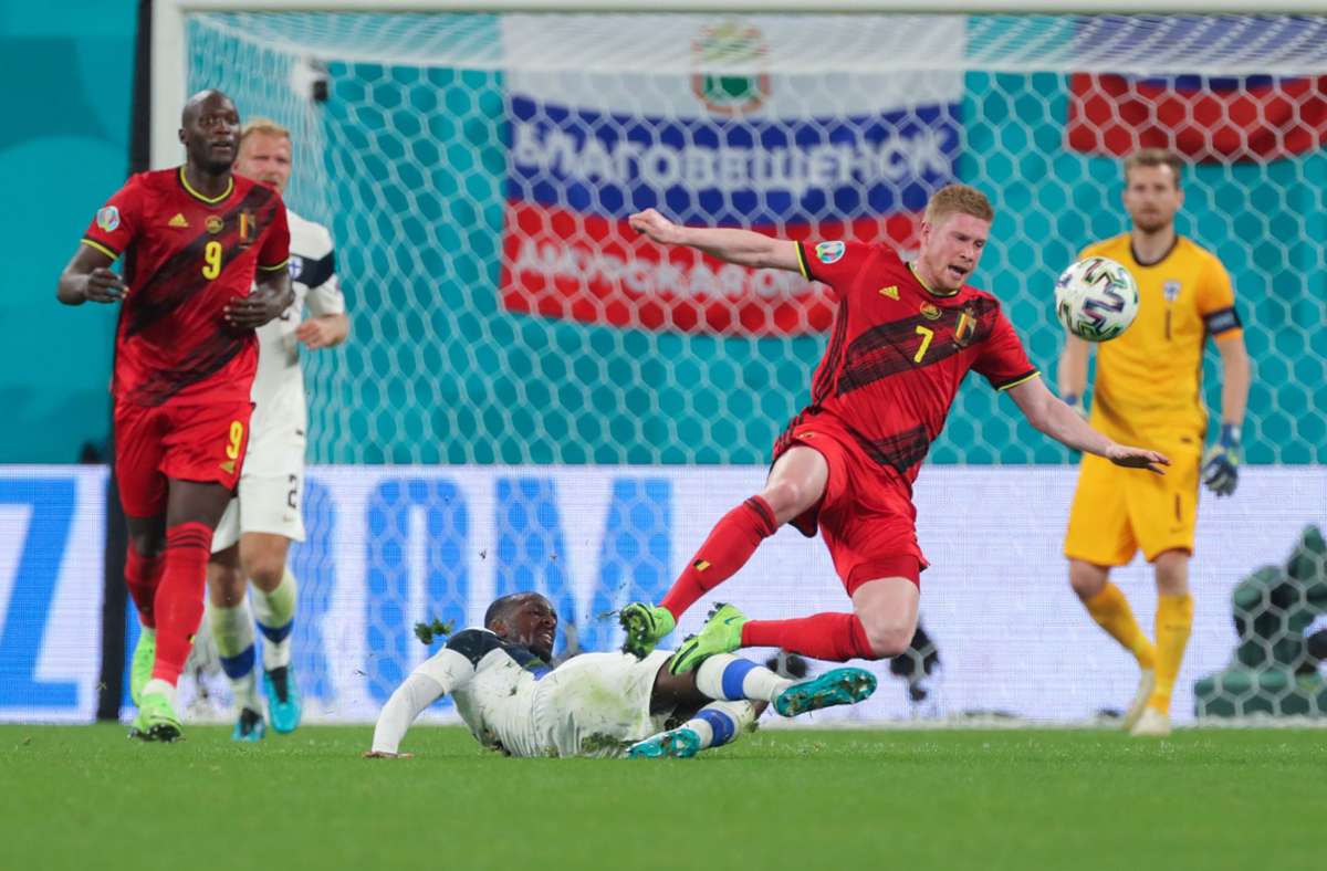 Finnlands Glen Kamara foult Kevin De Bruyne. Schlussendlich blieben die Belgier ihrer Favoritenrolle gerecht – mit ihrem 2:0-Sieg zieht die Mannschaft in das Achtelfinale ein.