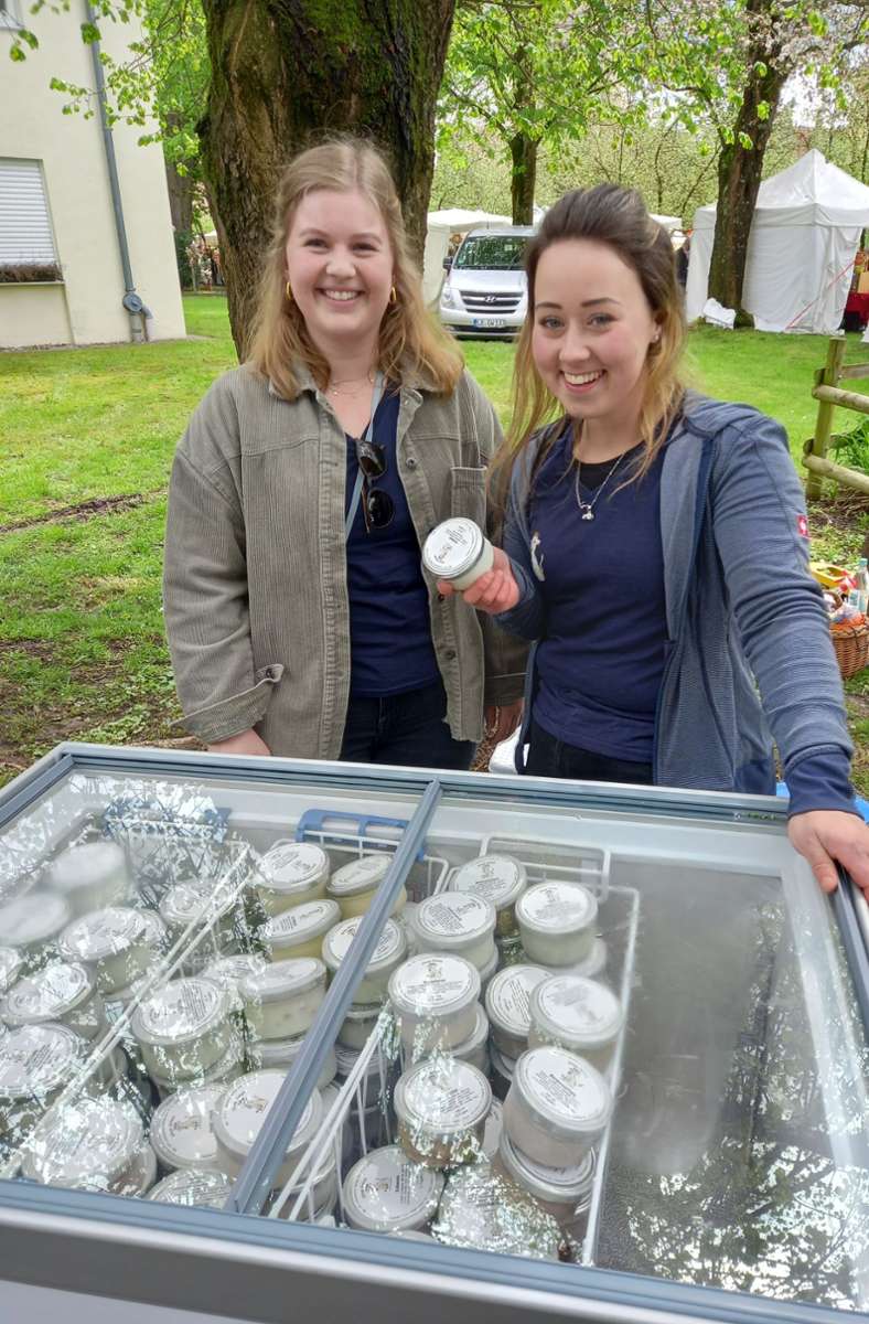 Gina Fritz (rechts) und Jana Lenz mit selbst gemachtem Eis vom Hegnauhof in Urbach, das in Pfandgläsern verkauft wird