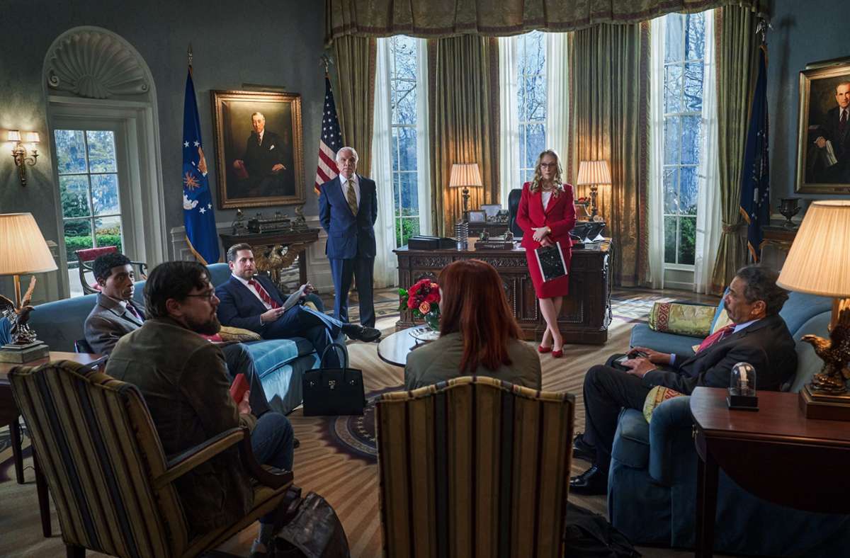 Die Präsidentin Jane Orlean (Meryl Streep) empfängt die Astronomen im Oval Office.