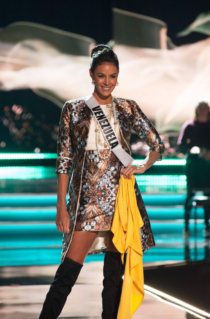 Miss Venezuela möchte im Glitzeroutfit bei der Jury punkten.