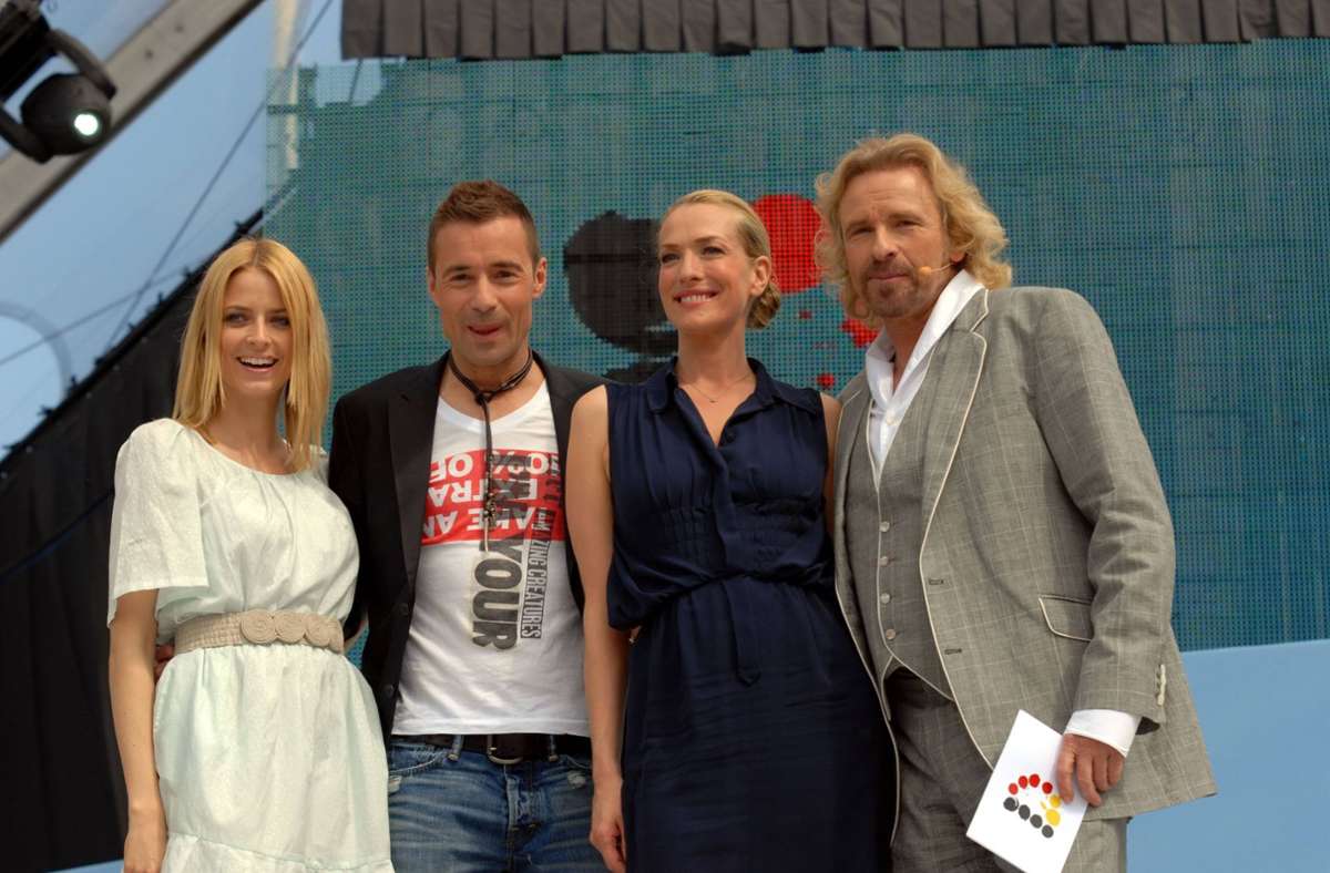 Hier posiert das Model (Zweite von rechts) mit Eva Padberg, Kai Pflaume und Thomas Gottschalk bei einer Feier zu 60 Jahre Bundesrepublik Deutschland im Jahr 2009.