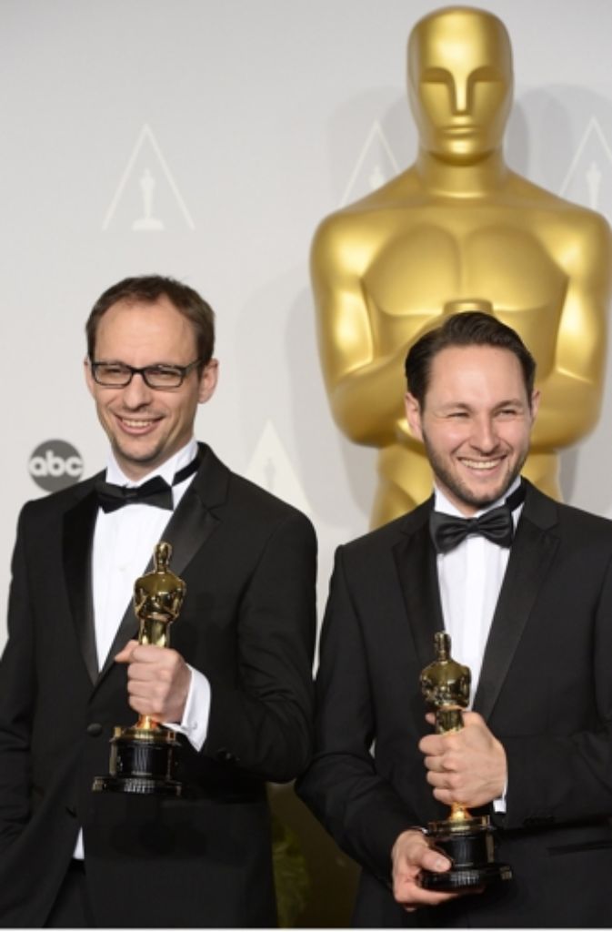 Laurent Witz (links) und Alexandre Espigares mit dem Oscar für den besten Animations-Kurzfilm ("Mr. Hublot")