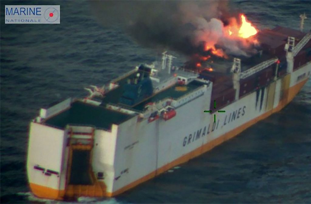 Der italienische Frachter war am Dienstag gut 330 Kilometer westlich der französischen Küste gesunken. Das Schiff hatte nach Angaben der Meerespräfektur 45 Container mit „Gefahrgut“ und 2200 Tonnen Öl geladen.