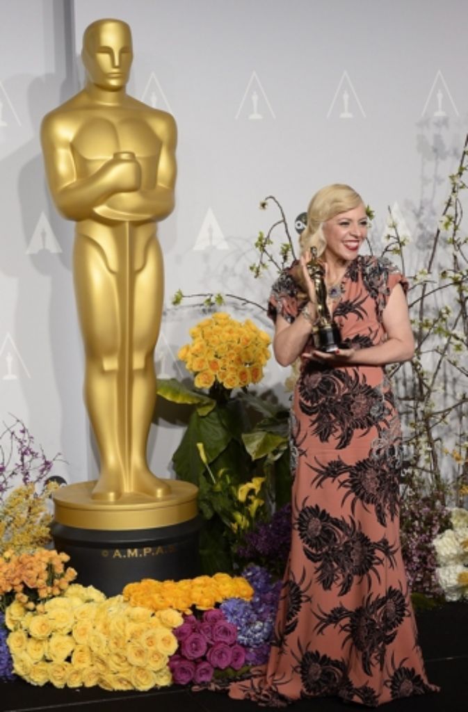 Designerin Catherine Martin mit ihrem Oscar für die besten Kostüme ("The Great Gatsby")