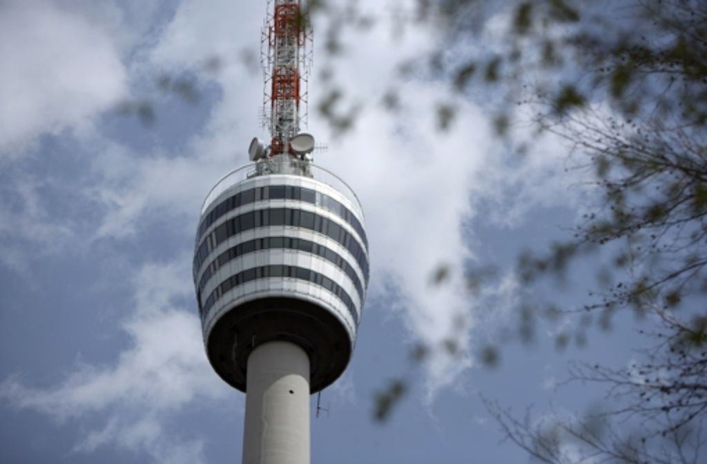 Am Mittwochnachmittag verkündete OB Fritz Kuhn die kurzfristige Schließung des Fernsehturms. Foto: Michael Steinert
