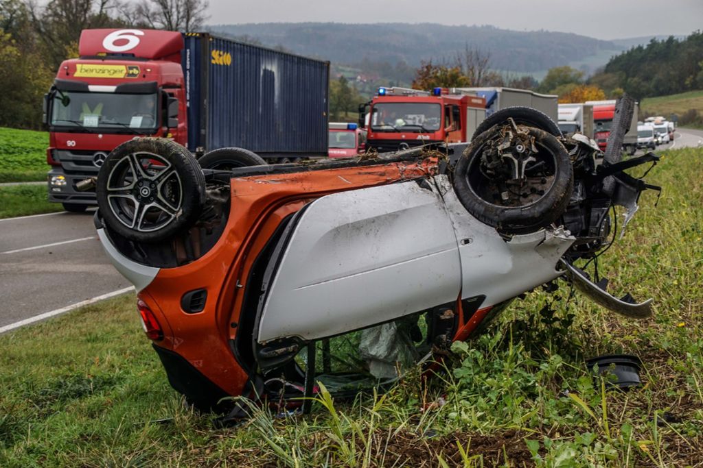 Ein 54-jähriger Fahrer eines britischen Sportwagens der Marke TVR war in Richtung Renningen unterwegs und überholte im Kurvenbereich einen Lastwagen, obwohl dies dort verboten ist.