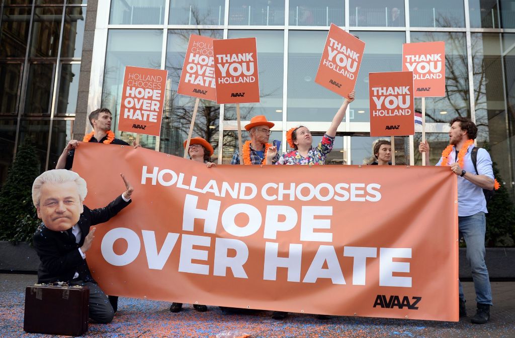 Demonstranten der Bewegung „Avaaz“ halten Plakate mit der Aufschrift „Thank you Holland“ (Danke Holland) und „Holland chooses hope over hate“ (Holland wählt Hoffnung statt Hass) nahe dem Parlament in Den Haag. Foto: dpa