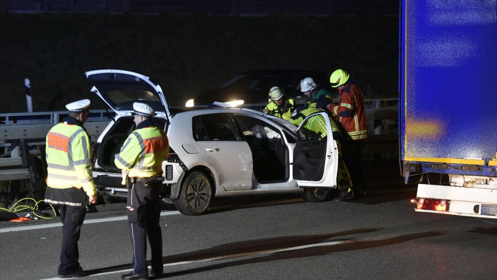 Unfall auf A8 in Stuttgart: Autofahrer verliert Kontrolle und rast in Leitplanke