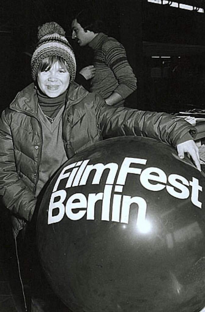 1978: Eine große Neuerung setzt der neue Berlinale-Chef Wolf Donner durch: Das Filfest wird 1978 vom Sommer in den Winter verlegt. Für Festivalbesucher und Schauspieler bedeutet das vor allem eines: auf und neben dem roten Teppich wird gefroren.