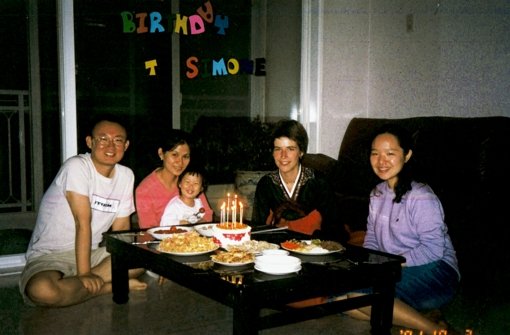 Simone Riegler (Mitte) zu Besuch bei ihrer Brieffreundin in Südkorea Foto: z