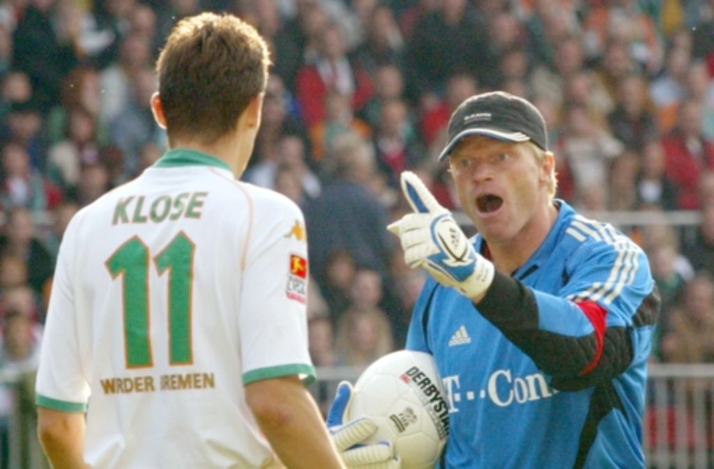 Lautstark und mit deutlichen Gesten, so kannten die Fußball-Fans Olli Kahn – wie hier beim Spiel Bayern München gegen Werder Bremen mit Miroslav Klose im Jahr 2004...