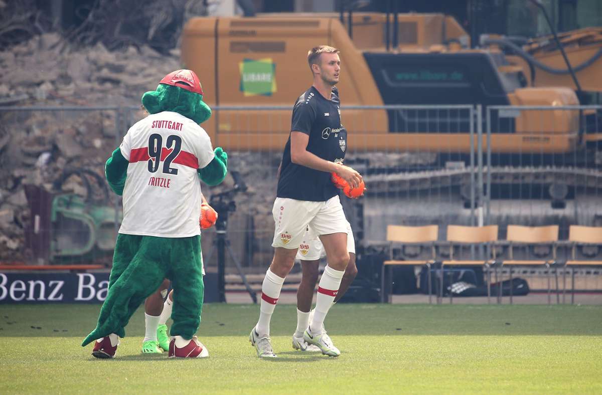 Entspannte Stimmung vor dem Spiel: Sasa Kalajdzic und das VfB-Maskottchen Fritzle.