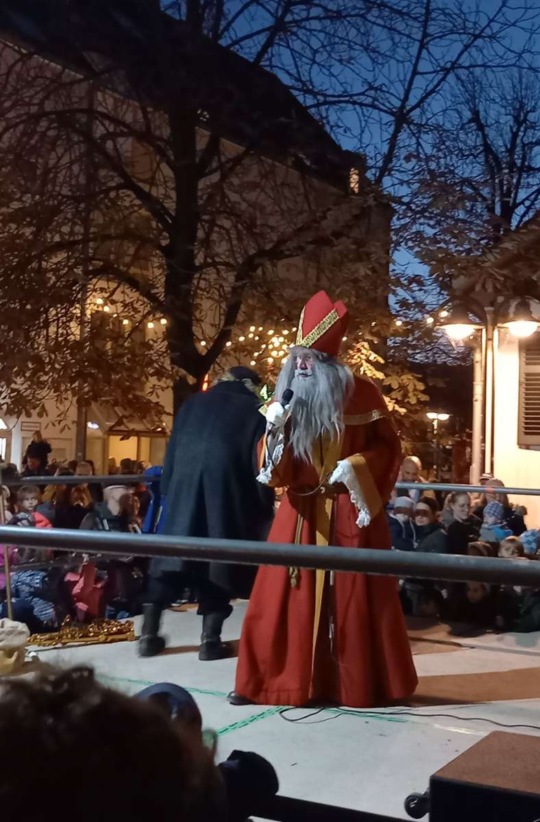 Weihnachtsmarkt Obertürkheim: Der Heilige Nikolaus schaut vorbei.