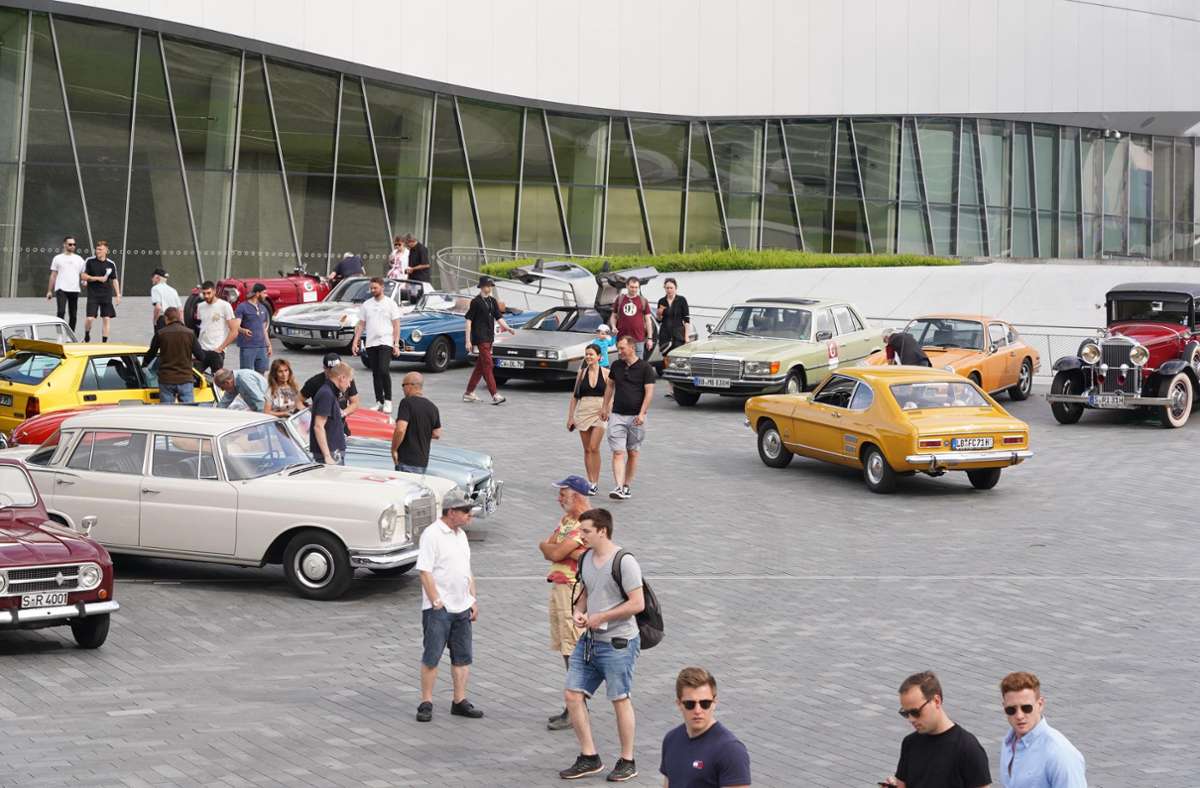 Am Mercedes-Benz Museum versammelten sich die Fahrerinnen und Fahrer mit ihren Oldtimern.  Foto Foto: Fotoagentur-Stuttg/Andreas Rosar