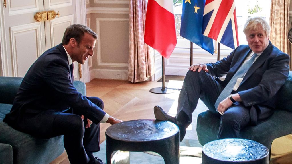  Nicht gerade gentlemanlike: Boris Johnson hat bei seinem Besuch beim französischen Präsidenten seinen Fuß auf einen Beistelltisch gestellt und dafür böse Kommentare kassiert. 