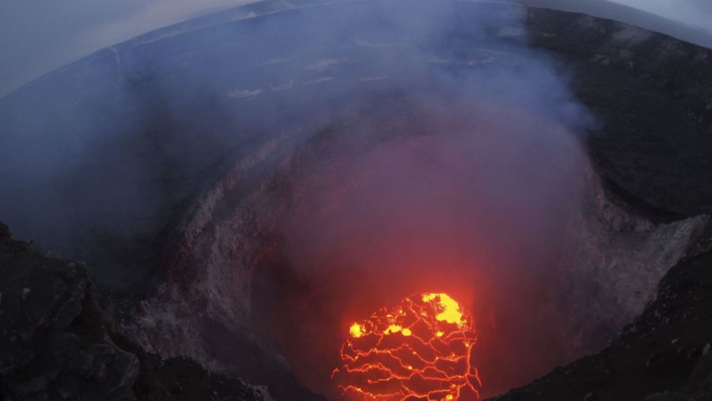  Der Vulkan Kilauea auf Hawaii spuckt weiterhin Lava. Am Montag wurden zwei neue Risse entdeckt, aus denen Lava und Gas strömten. Die Anwohner dürfen nach ihren zerstörten Häusern schauen. 