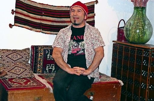 Der Autor und Schauspieler Dilaver Gök thematisiert in seinem Ein-Mann-Stück „Der fliegende Teppech“ Vorurteile über Deutsche und Türken. Foto: Kutzer