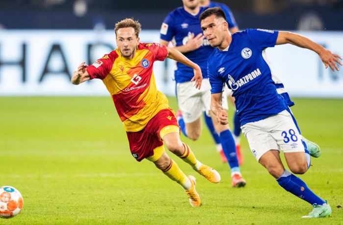 Karlsruher SC gewinnt in Überzahl gegen Schalke 04